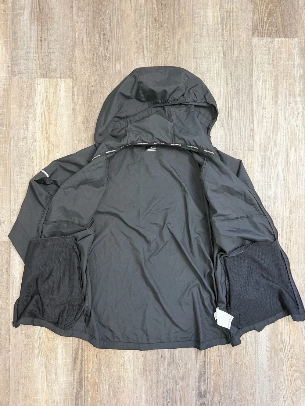 Nike Women’s Team Miler Repel Running Jacket (Standard Fit), size Med like NEW